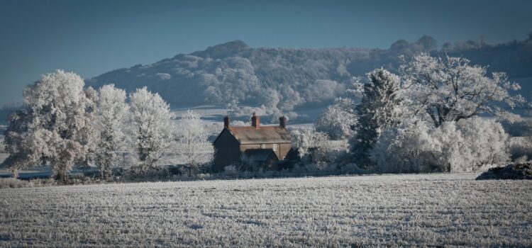 How to Stay warm without Electricity or Gas in the winter