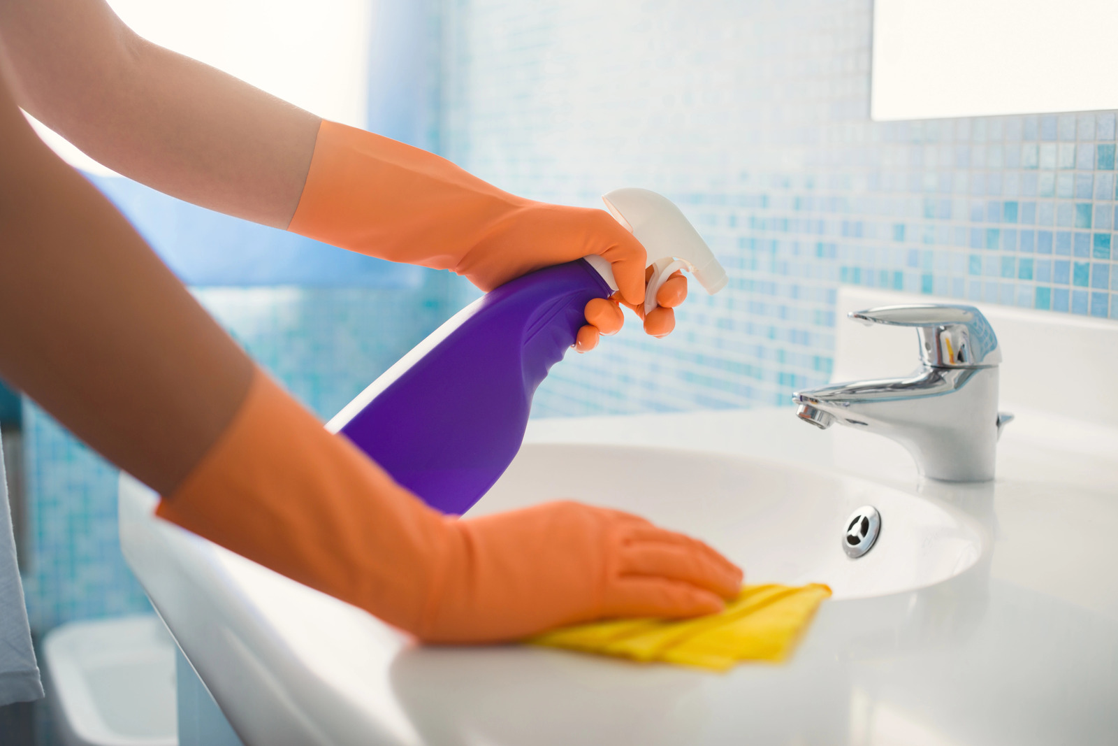 cleaning bathroom sink